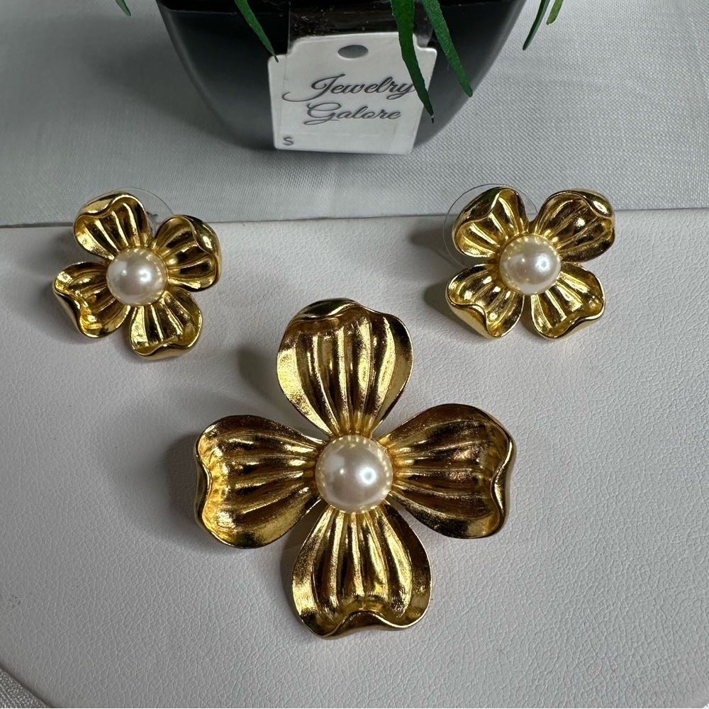 Vintage Rare TRIFARI TM GOLD-TONE FAUX PEARL FLORAL DOGWOOD BROOCH EARRINGS